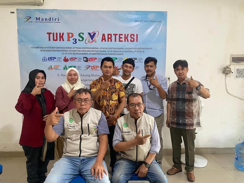 Penyerahan sertifikat sertifikasi oleh PT. Yash Pijar Arteksi