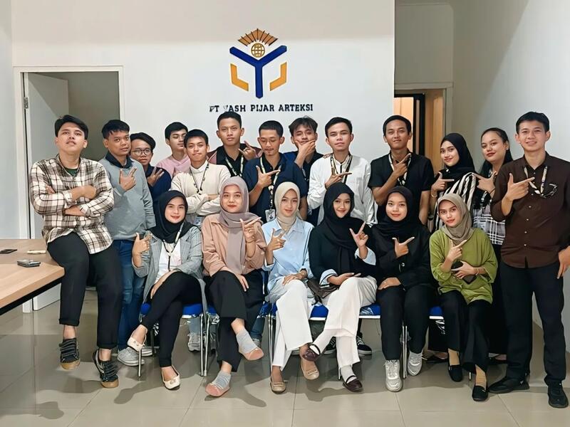 Foto bersama klien setelah penyerahan sertifikat
