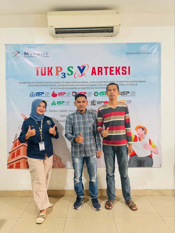Kegiatan tim PT. Yash Pijar Arteksi di lapangan